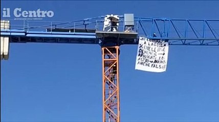 L'Aquila, sale sulla gru per protestare contro la giustizia