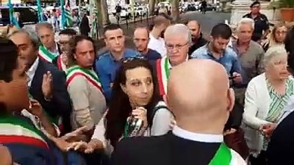 "Vergogna, vergogna". I sindaci abruzzesi davanti al ministero
