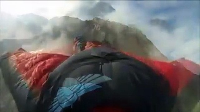 Un tuffo dal Gran Sasso con la tuta alare