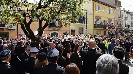 Banda e bandierine tricolori per l'arrivo di Mattarella nel video di Stefania Sorge
