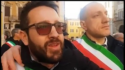 Aumento pedaggi A24 e A25, sindaci bloccati dalla polizia a Montecitorio