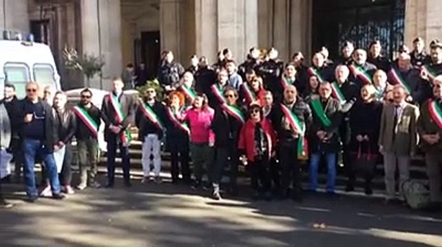 I sindaci cantano l'inno di Mameli davanti al Mit