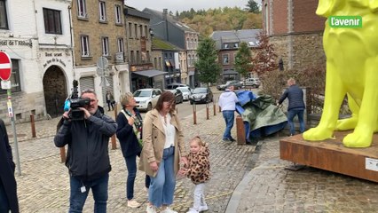 Une statue de chien jaune de 3m de haut et de 250 kilos pour faire la pub de Saint-Hubert