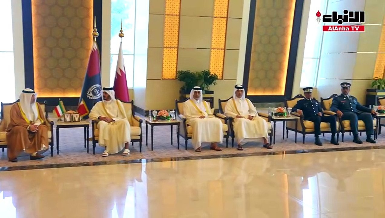 صاحب السمو الشيخ تميم بن حمد آل ثاني أمير دولة قطر مستقبلا النائب الأول لرئيس مجلس الوزراء ووزير الدفاع ووزير الداخلية الشيخ فهد اليوسف والوفد المرافق له بمناسبة زيارته للدوحة