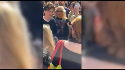 Timothée Chalamet a New York  a sorpresa fra decine dei suoi sosia