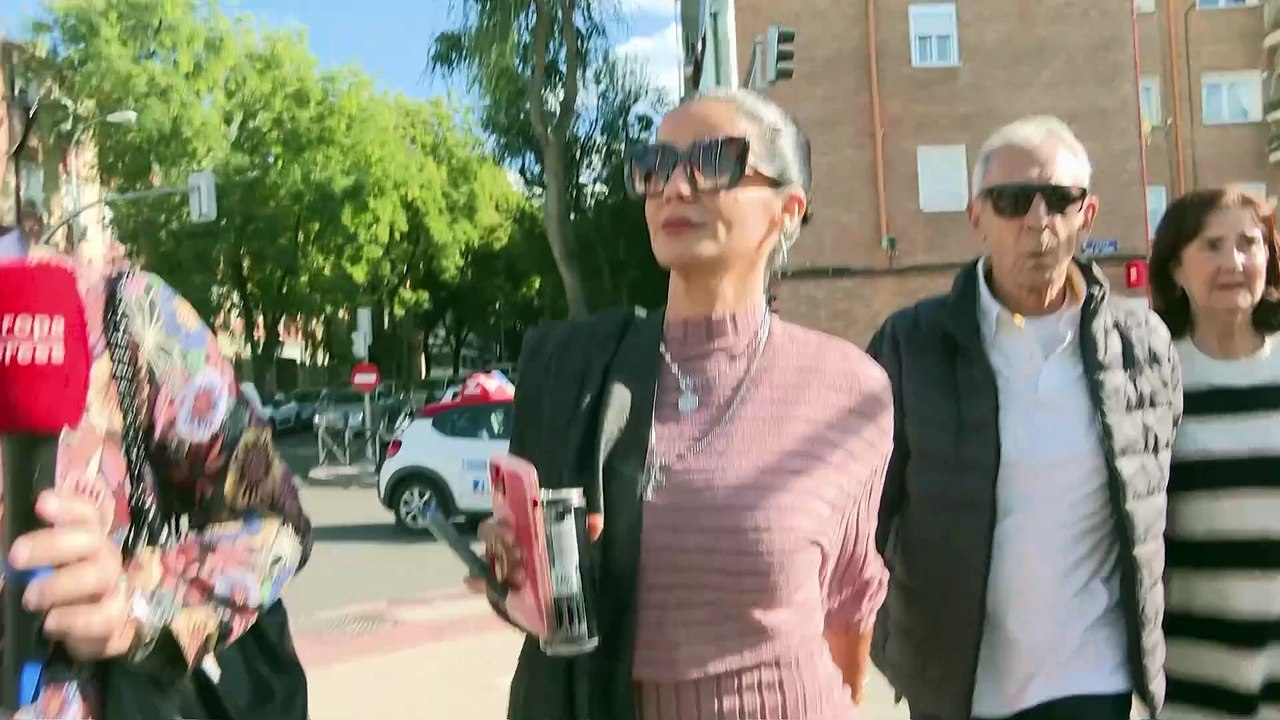 Ana Herminia responde, sin poder contener la risa, al último dardo de Bárbara Rey