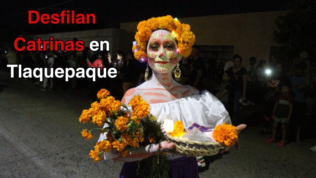 Conmemoran el Día de Muertos en Tlaquepaque con desfile de catrinas y catrines