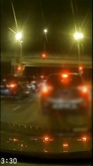 男子闯红灯差点被送餐员撞倒，竟还飞踢对方！🚶‍♂️