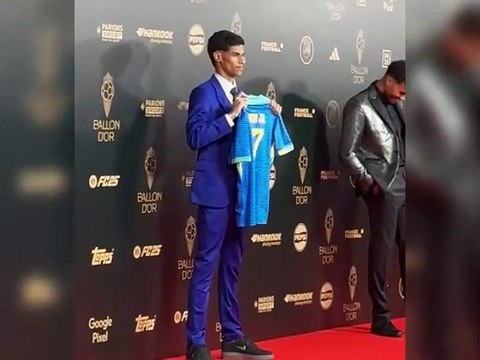 Em meio a premiação polêmica, Luva de Pedreiro exibe camisa de Vini Jr na cerimônia da Bola de Ouro; veja
