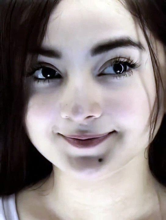 Us Larki ka tora allag andaz