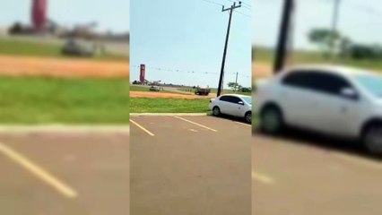 Um homem foi multado pela Polícia Militar Ambiental (PMA) após ser flagrado andando com um jacaré vivo preso na carroceria de sua caminhonete