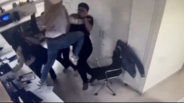 Sinirlenen şüpheli doktora saldırdı