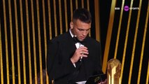 Lautaro Martínez entregó el premio a Mejor Arquero al Dibu