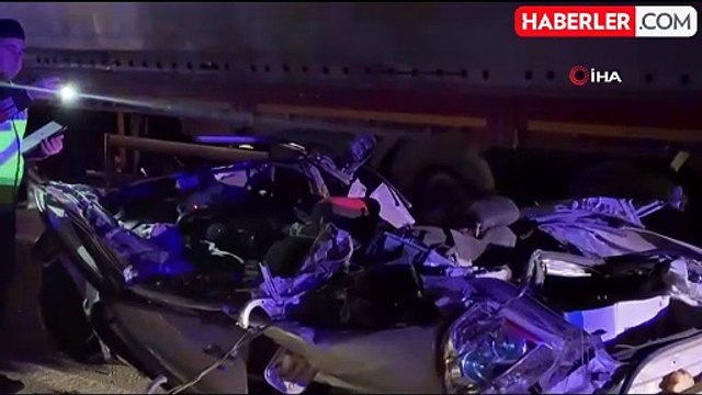 Amasya'da Lastiği Patlayan Tıra Çarpan Otomobil Paramparça Oldu: 1 Ölü