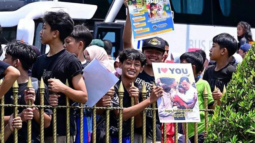 Warga Magelang Sambut Prabowo Usai Keluar dari Lembah Tidar