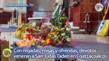 Con regadas, misas y ofrendas, devotos veneran a San Judas Tadeo en Coatzacoalcos