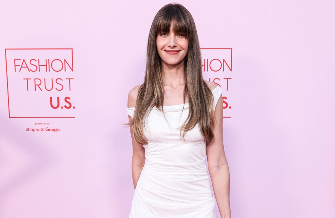 Alison Brie texts her 'Community' co-stars 'all the time'