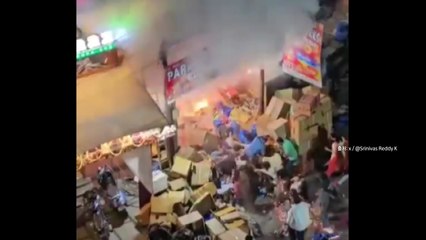 [나우쇼츠] 불꽃 쏟아지더니 '펑'...화마 덮친 인도 시장 / YTN