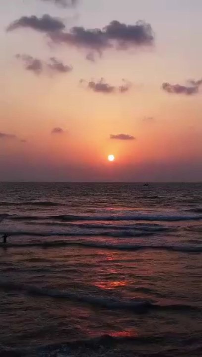 Remplacez les pensées négatives par des affirmations positives. Entourez-vous de personnes qui vous encouragent à sortir de votre zone de confort et qui partagent des objectifs similaires.