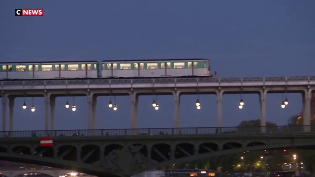 Paris : deux personnes interpellées après avoir pratiqué le «train-surfing»