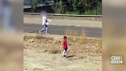 Örnek alınası küçük çocuk: İSTİKLAL MARŞI'NI DUYUNCA HAZIR OLA GEÇTİ!