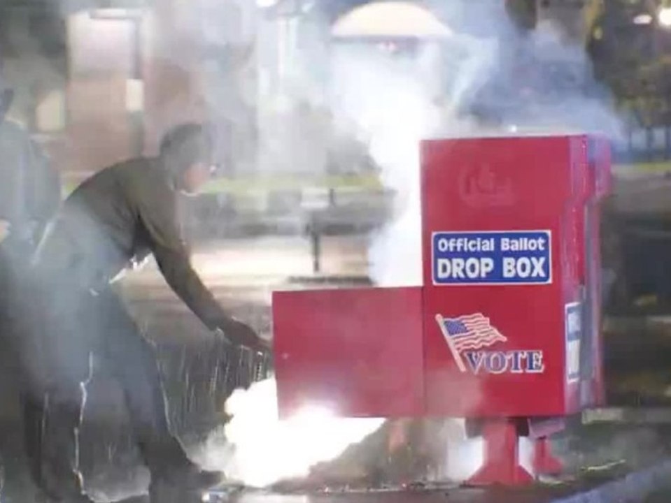 Hunderte Stimmzettel brennen: Anschlag auf Wahlurnen in Washington