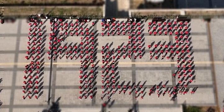 Balıkesir’de Cumhuriyet Bayramı coşkusuyla 500 kişi 7'den 70'e zeybek oynadı