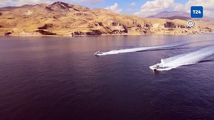 29 Ekim Cumhuriyet Bayramı Van Gölü'nün derinliklerinde kutlandı