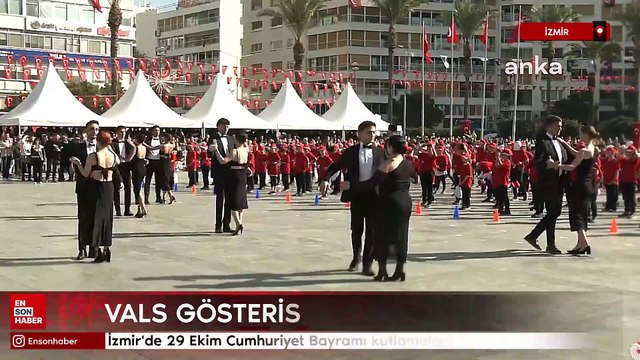 İzmir'de 29 Ekim Cumhuriyet Bayramı kutlamaları: Vals gösterisi