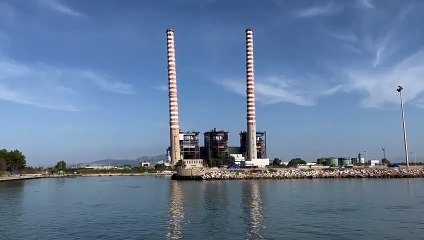 Gi? le ciminiere: sparisce un simbolo della costa tra Piombino e Follonica