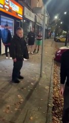 Deputado inglês que esmurrou civil foi "ameaçado". Vídeo mostra confronto