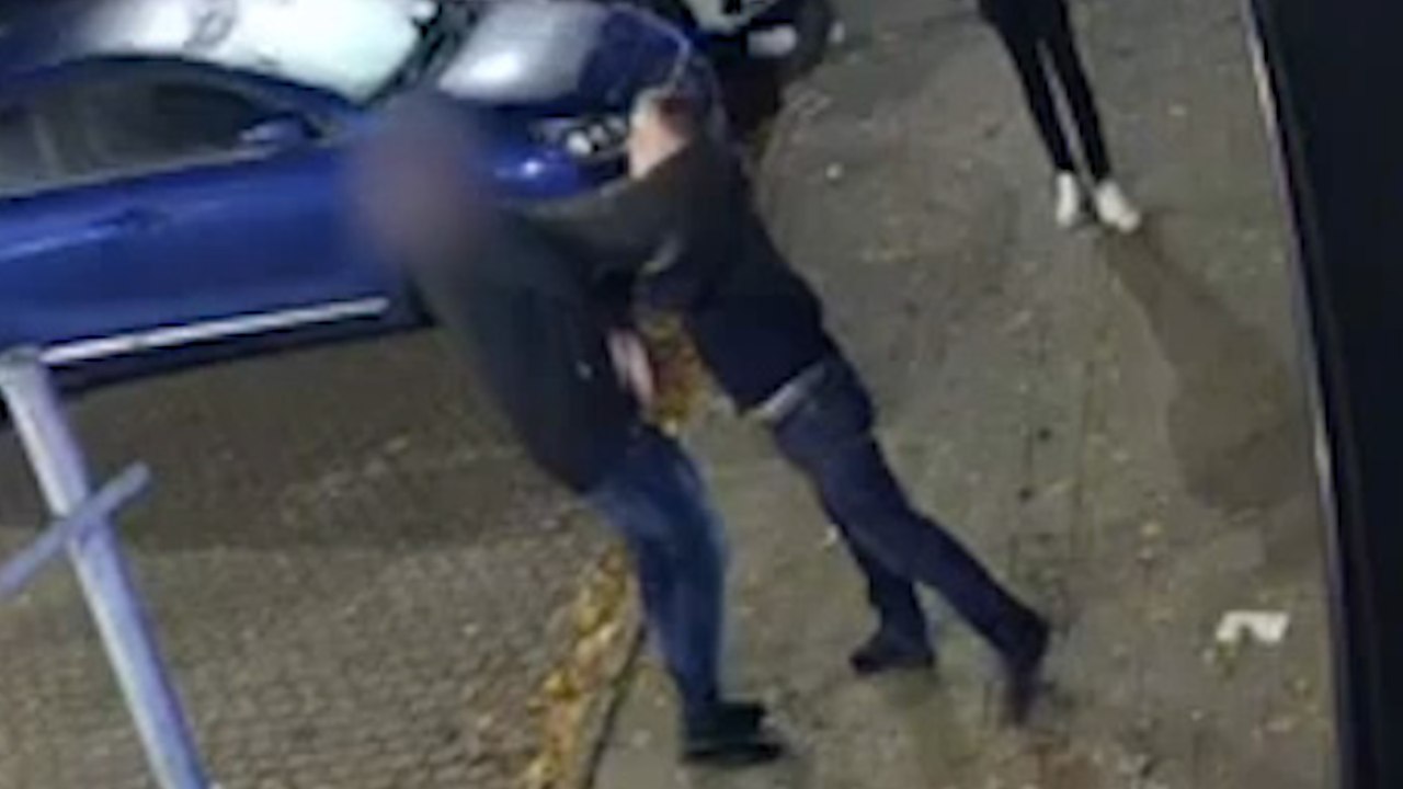 Britischer Gesetzgeber ausgesetzt, nachdem Video scheint ihn zu zeigen, wie er einen Mann schlägt