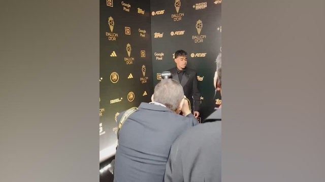 Sale Lamine Yamal a hacerse fotos y lo que hace su padre se convierte viral al instante: Lamine solo podía reírse