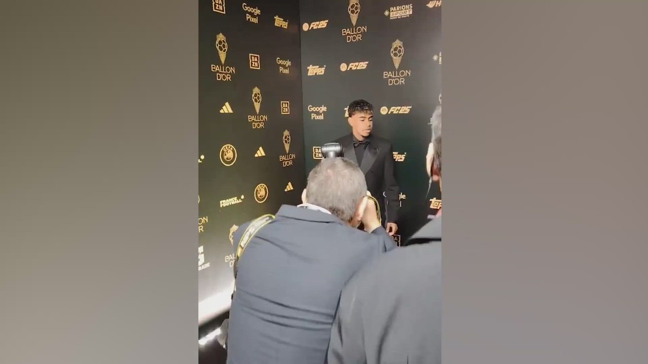 Sale Lamine Yamal a hacerse fotos y lo que hace su padre se convierte viral al instante: Lamine solo podía reírse