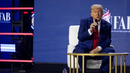 Donald Trump réagit aux accusations de nazisme lors d'un meeting américain