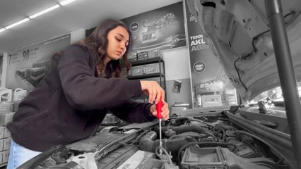 İstanbul Sultangazi'nin tek kadın akü ustası babasının emanetine sahip çıkıyor