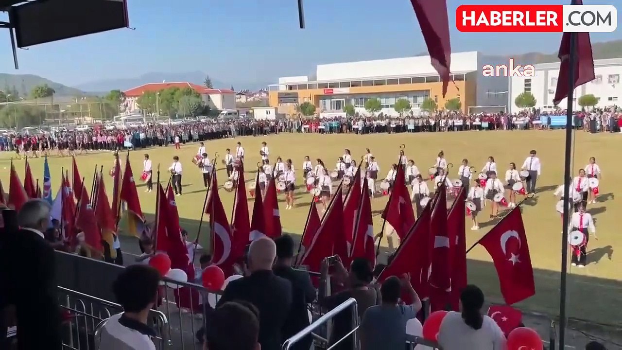 Muğla'da Atatürk'ün Posterine Yer Verilmeyen Geçiş Töreninde, Öğrencilere Erdoğan'ın Fotoğrafı Taşıtıldı