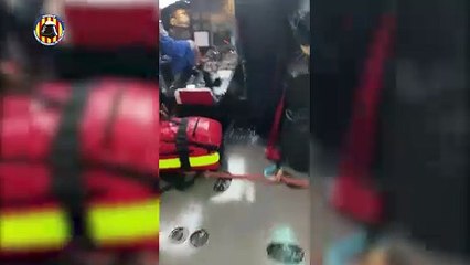 Els bombers rescaten conductors a Alzira