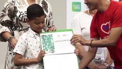 tn7-niño-recolecto-31-kilos-de-tapas-plasticas-para-ayudar-a-amigo-que-padecia-cancer-291024