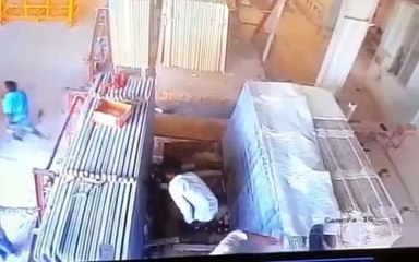 Caen hojas de marmol sobre trabajadores