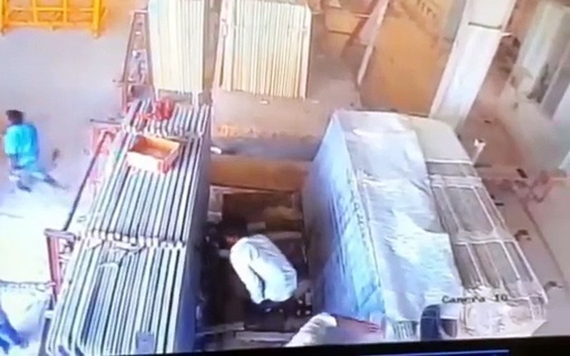 Caen hojas de marmol sobre trabajadores