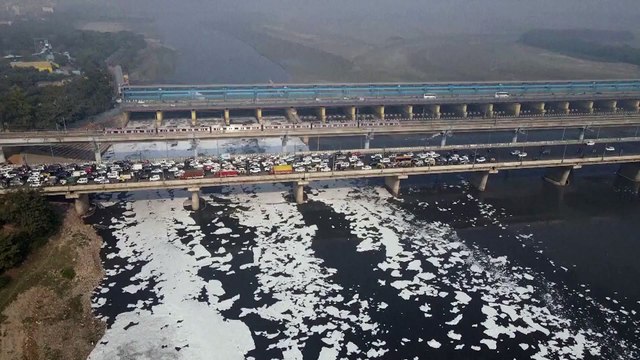 Nuova Delhi: un tuffo nella schiuma tossica del fiume sacro Yamuna