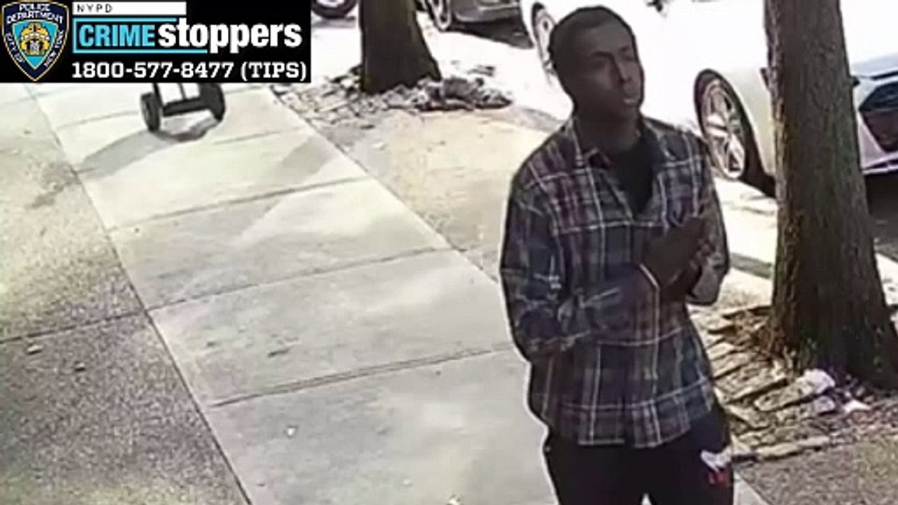Man sitting in car stabbed in face on Queens street, suspect sought