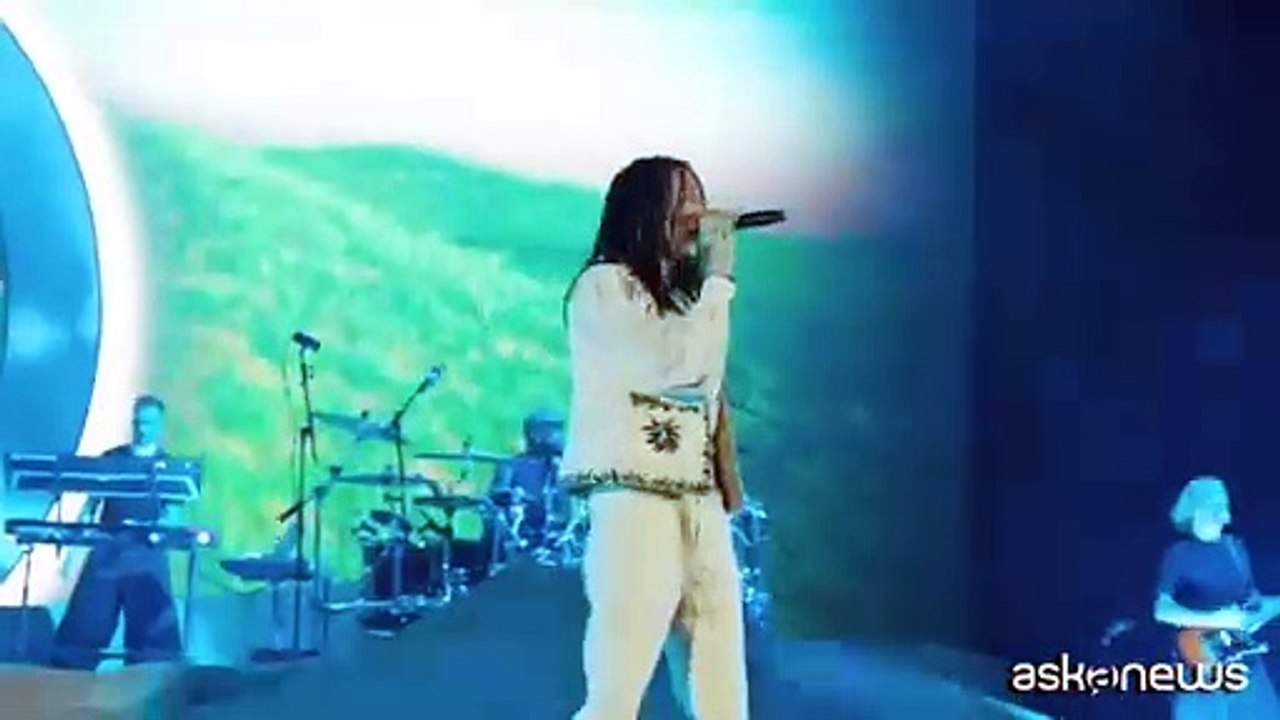 Ghali: lo show al Forum tra vere dune e tanti amici, da Lazza a Tony Effe