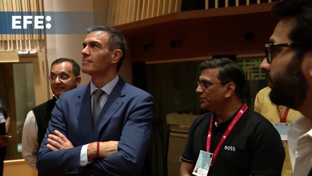 Sánchez visita los estudios de Bollywood para que aumente su presencia en España