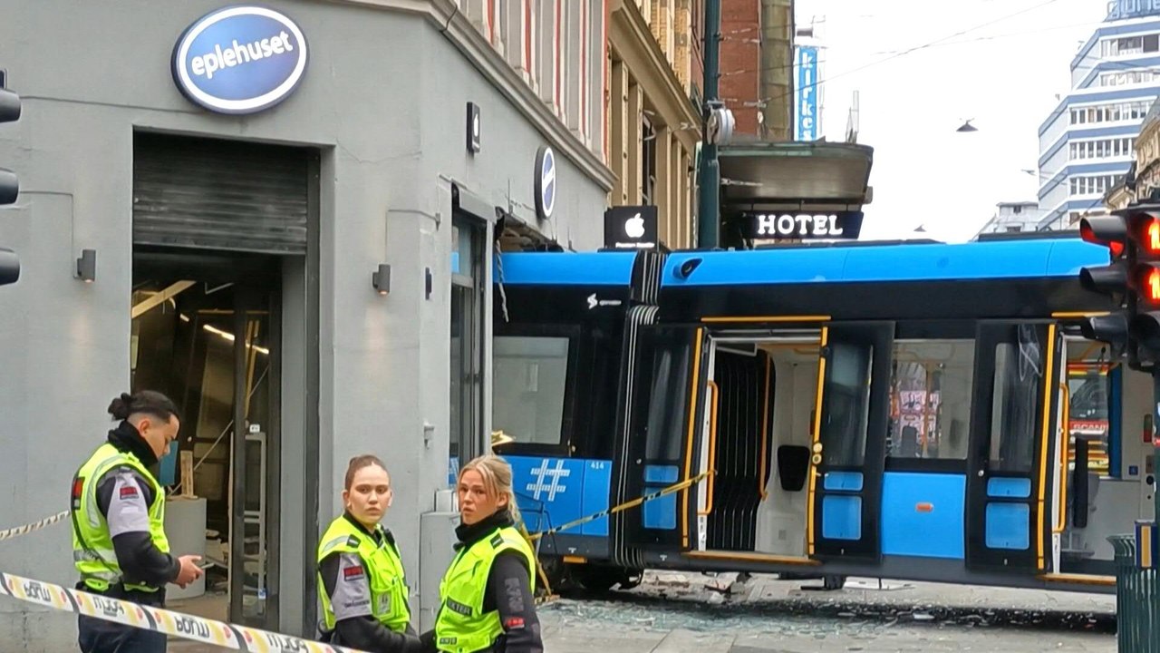 Straßenbahn kracht in Geschäft in Oslo