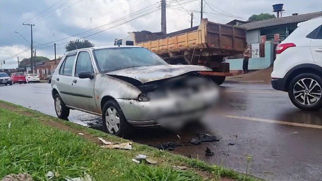 Após sair da mecânica, Fiesta pega fogo na Avenida das Pombas