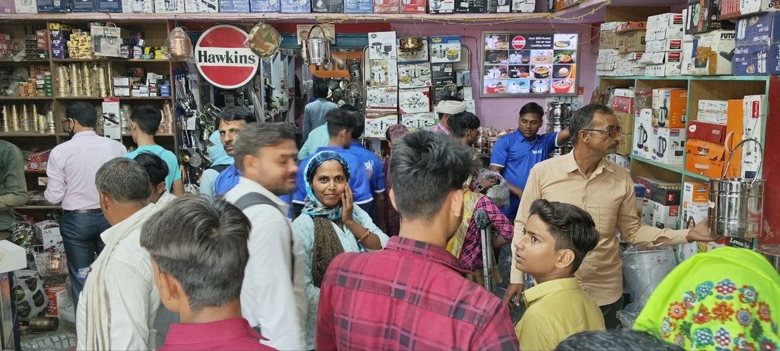 धनतेरस: खरीदारों से अटे बाजार, करोड़ों रुपए का...