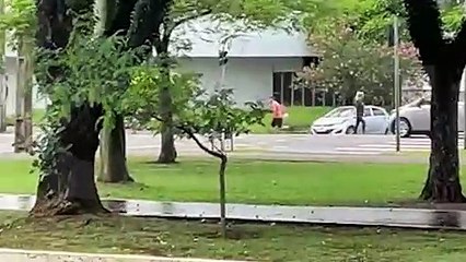Vídeo mostra idoso esfaqueando dois homens durante discussão no Centro