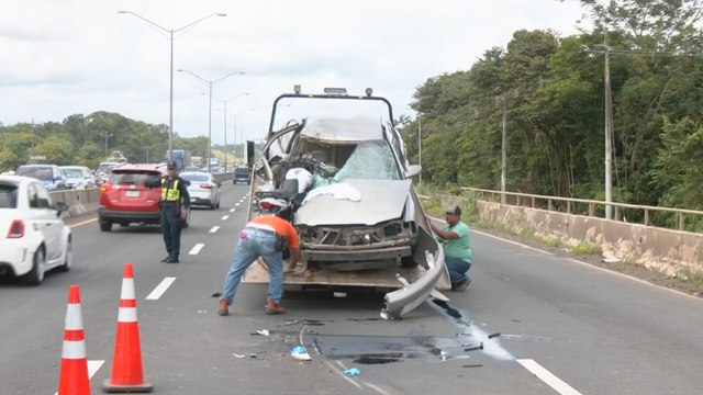 Triple colisión en La Chorrera: moto queda incrustada en parabrisas de auto